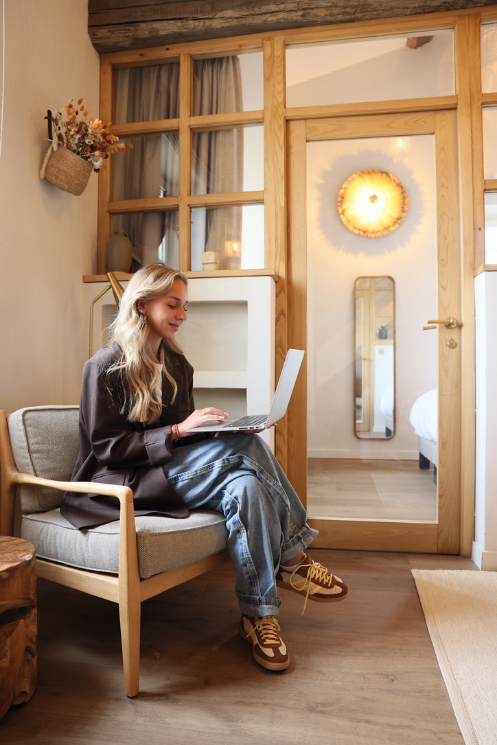 0DD1C21D-AF86-421C-8F6C-2E7CD06C4A70_1_105_c